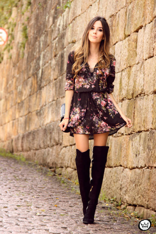 vestido florido com bota