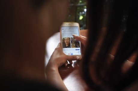 Brasileiro passa mais de 5 horas por dia usando celular, diz relatório -  Giz Brasil