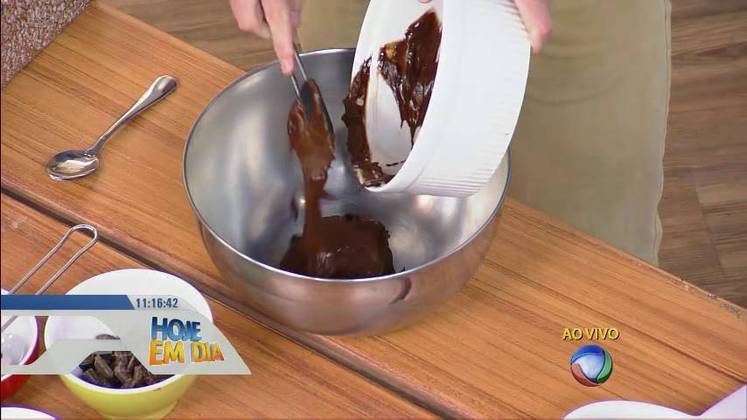 Dalton Rangel ensina a preparar bolo de chocolate diferente para