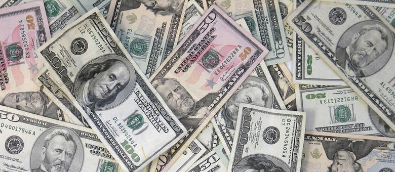Nem sempre guardar dólar esperando uma alta da moeda pode valer a pena Nem sempre guardar dólar esperando uma alta da moeda pode valer a pena