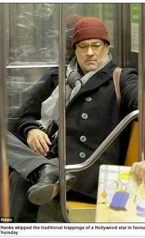 Tom Hanks pega metrô em Manhattan