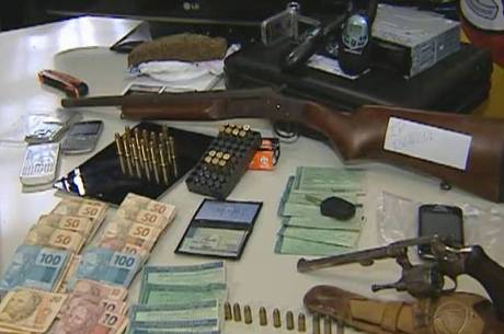 Armas, munições e dinheiro apreendido com os suspeitos
