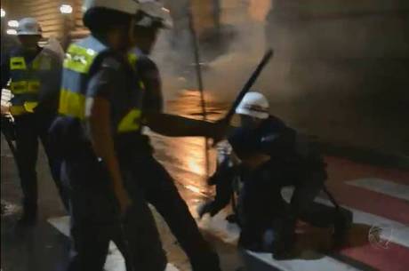 Rapaz também foi agredido com golpes de cassetete Rapaz também foi agredido com golpes de cassetete