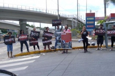 Manifestantes seguraram cartazes contra tortura animal 