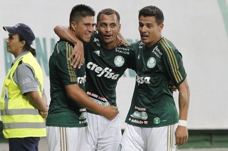 Alan Patrick (centro) fez seu primeiro gol com a camisa do Verdão