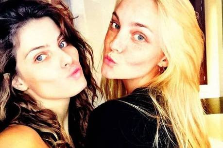 Carol Trentini e Isabelli Fontana mandam beijos de Paris Carol Trentini e Isabelli Fontana mandam beijos de Paris