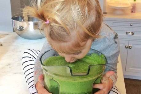 Vivian se delicia com uma jarra de suco verde