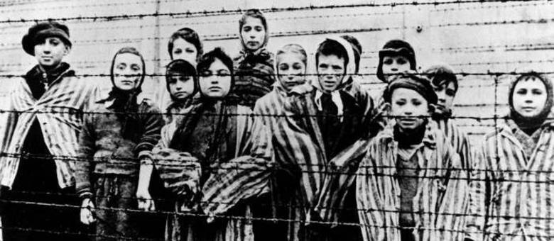 Crianças judias no campo de concentração de Auschwitz Crianças judias no campo de concentração de Auschwitz