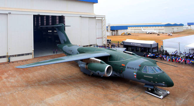 Avião cargueiro Embraer KC-390 saindo da linha de produção da Embraer Avião cargueiro Embraer KC-390 saindo da linha de produção da Embraer