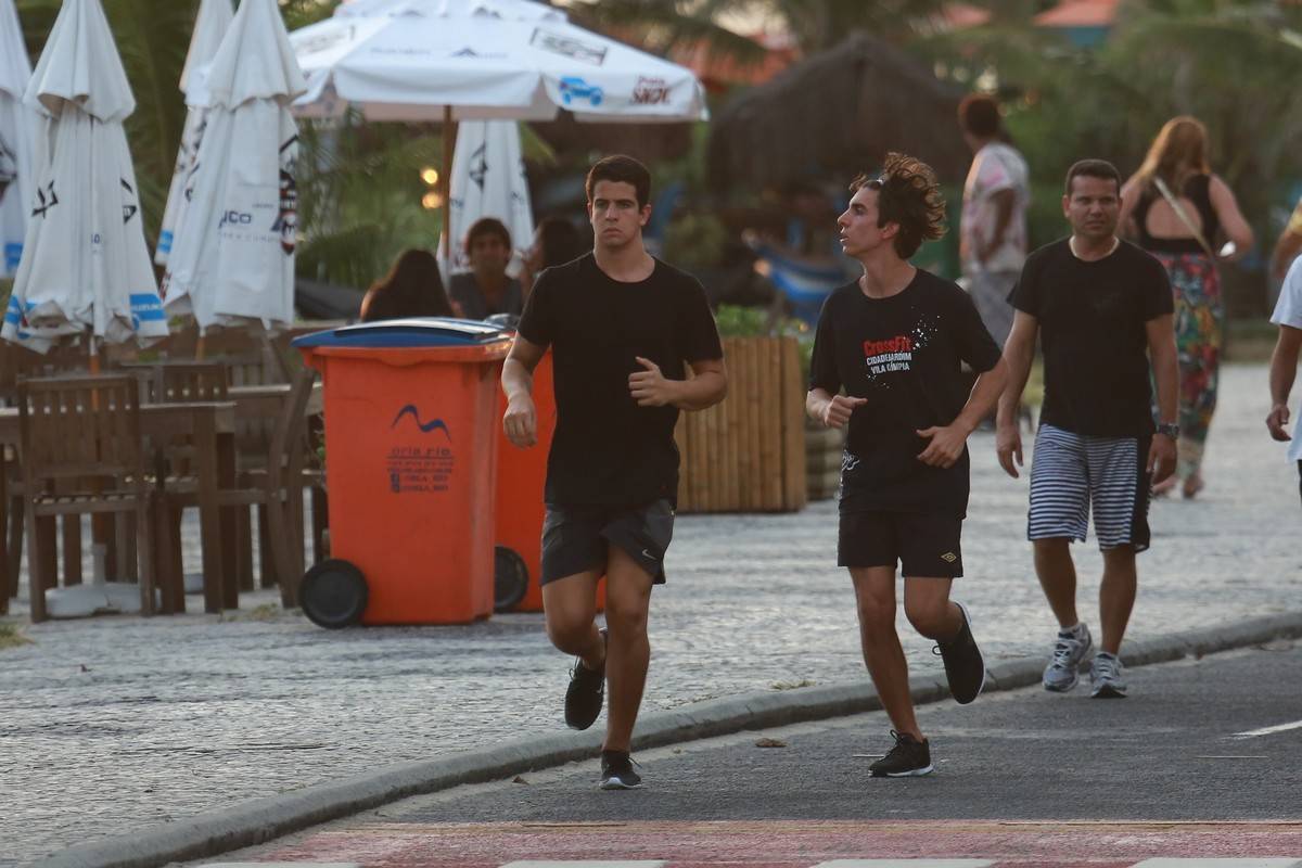 Enzo Celulari corre pela orla carioca Fotos R7 Famosos e TV