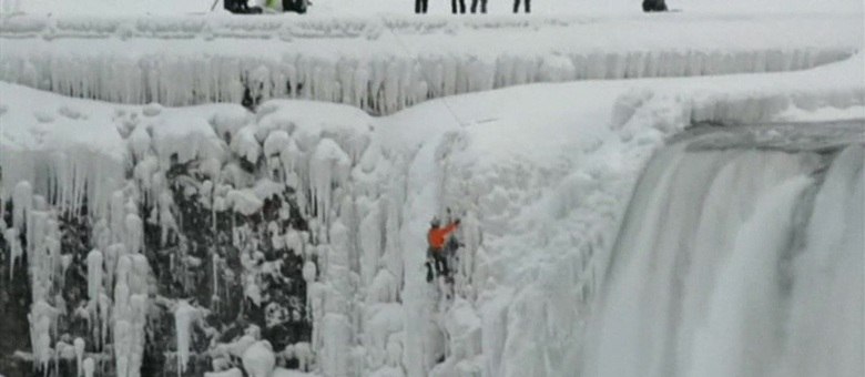Um alpinista canadense surpreendeu turistas ao escalar uma escarpa congelada das Cataratas de Niagara, na fronteira entre Canadá e EUA