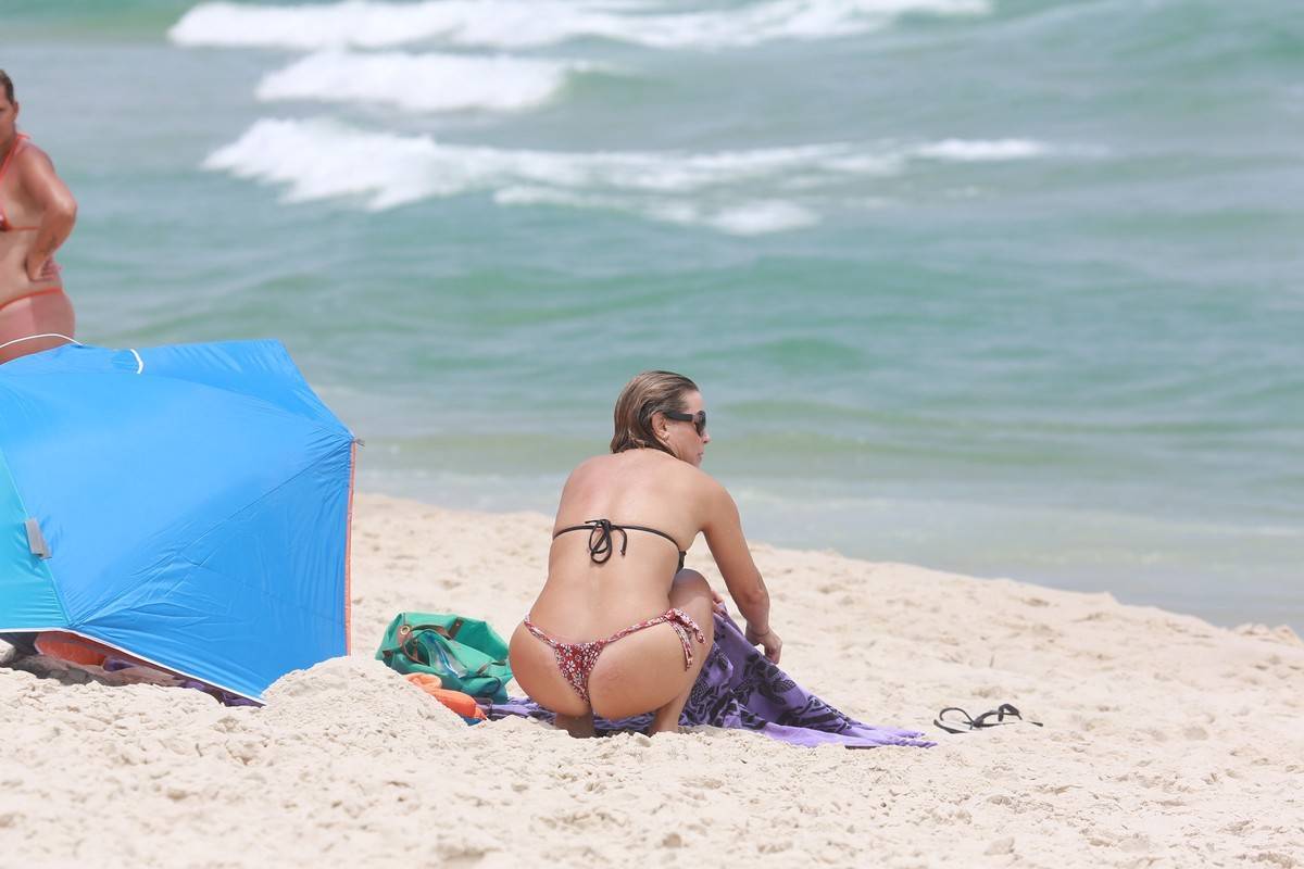 Christine Fernandes se incomoda com os paparazzi em dia de praia - Fotos -  R7 Famosos e TV