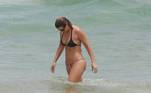 Christine Fernandes se incomoda com os paparazzi em dia de praia - Fotos -  R7 Famosos e TV