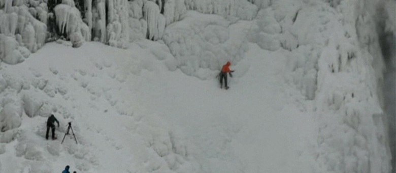 Will Gadd, de 47 anos, subiu a formação de gelo perto da queda Horseshoe, no lado americano da fronteira