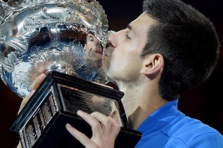 Novak Djokovic beija troféu do Aberto da Austrália