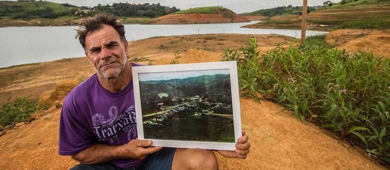 O morador de Igaratá, Carlos de Almeida, mostra foto de antes da inundação da cidade em março de 1969