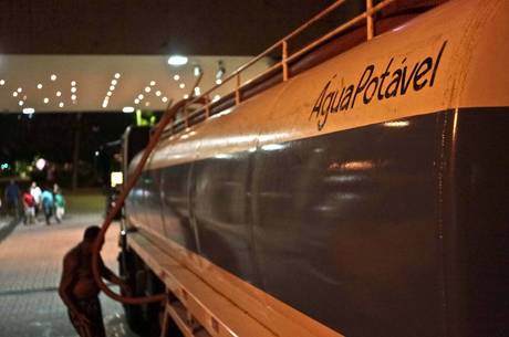 Caminhões-pipa suprem a água que não consegue chegar às caixas de alguns hotéis na capital paulista