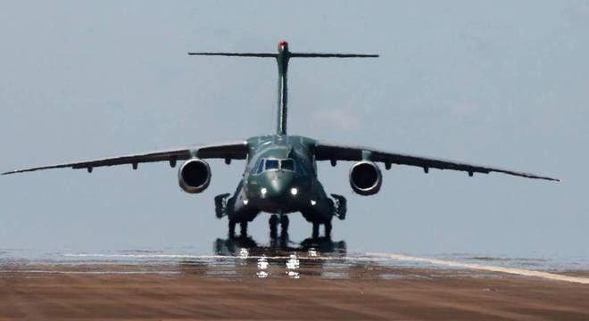 KC-390 pronto para decolagem em um de seus voos de teste