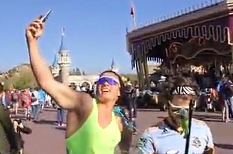 Humoristas tiram onda de brasileiros nos parques da Disney