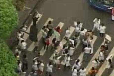 Funcionários e pacientes fazem protesto em frente ao Hospital das