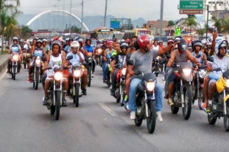 Mototaxistas fizeram uma manifestação na avenida Brasil Mototaxistas fizeram uma manifestação na avenida Brasil