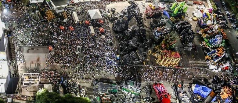 Público toma conta da concentração do sambódromo em meio aos carros alegóricos no último sábado (7)