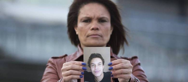 Ozana Rodrigues, mãe de Brian De Mulder, segura foto do filho do lado de fora do tribunal da Antuérpia Ozana Rodrigues, mãe de Brian De Mulder, segura foto do filho do lado de fora do tribunal da Antuérpia