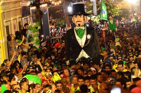 Heir Orbit Multiple Homem da Meia-Noite reúne multidão nas ladeiras históricas de Olinda -  Entretenimento - R7 Carnaval 2015
