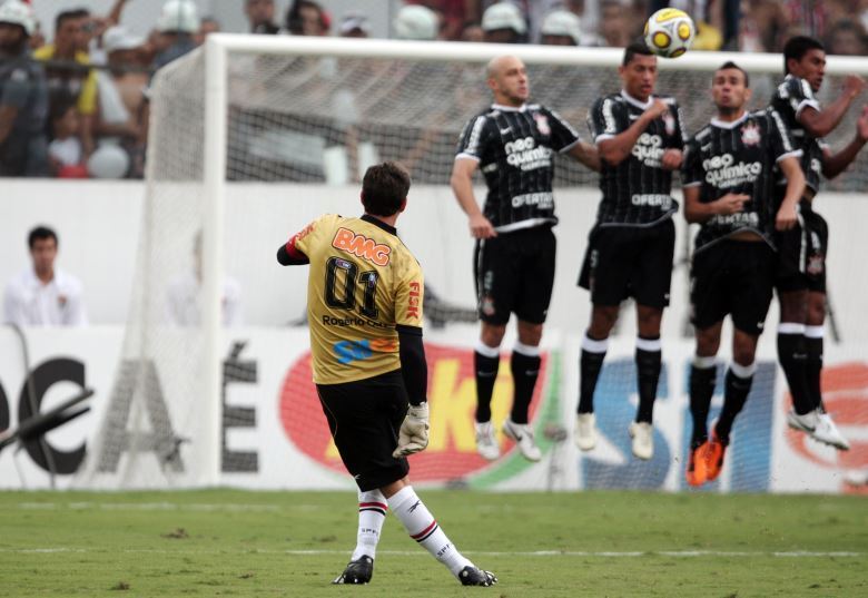 Rogério Ceni preparing to take a free kick for São Paulo