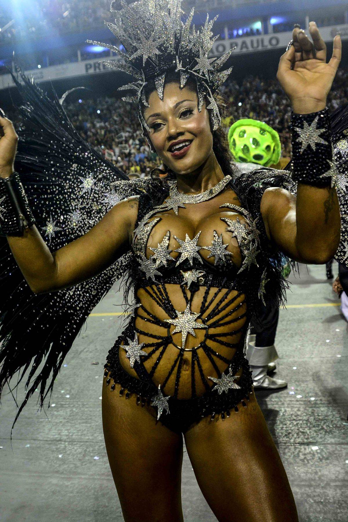 Rainhas Madrinhas E Musas Segunda Noite Em São Paulo Esbanja Mulheres Bonitas Na Avenida