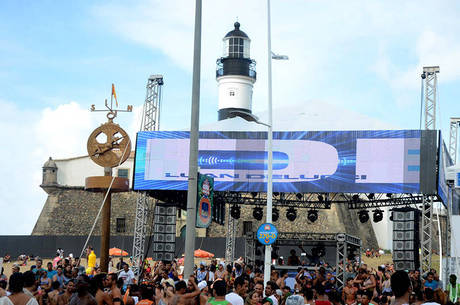 Foliões curtem DJs e aguardam chegada de Ivete Sangalo
