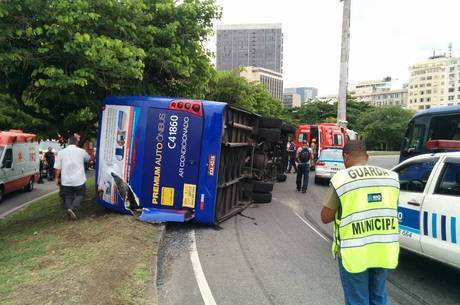 Ônibus tombou na tarde desta quarta no Aterro do Flamengo