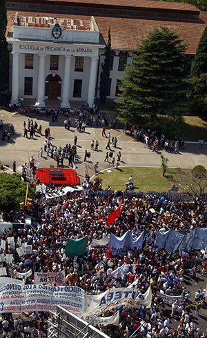Em 2004, manifestantes se reuniram em frente a Esma