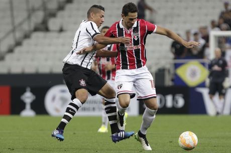 Ganso sofreu com a marcação de Ralf na Copa Libertadores