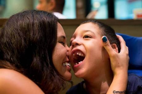 Mariana com o filho Leo durante a comemoração do aniversário dela