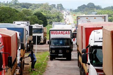 Greve dos caminhoneiros fecha rodovias em diversas partes do País