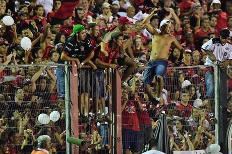 File:Torcedores assistindo Jogo do Brasil na Copa do Mundo 2022