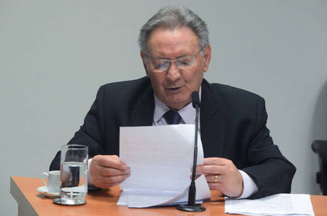 Deputado Ulysses Tassinari lê relatório da CPI Deputado Ulysses Tassinari lê relatório da CPI