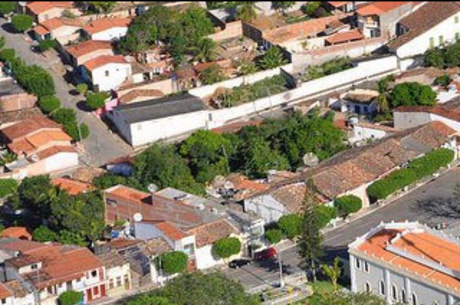 Interdição é no trecho da rodovia que corta o município de Santo Estevão
