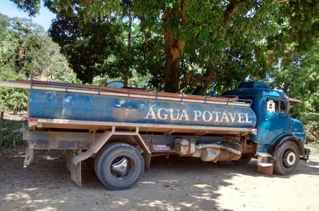 Carro pipa foi apreendido em Saquarema pela Polícia Ambiental