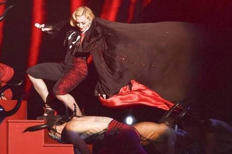 Madonna Fala Sobre O Polemico Tombo Em Programa De Tv Foi Um Show De Horror Entretenimento R7 Pop