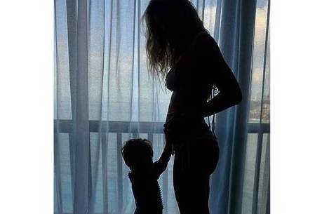 Dom acaricia a barriga da futura mamãe Luana Piovani Dom acaricia a barriga da futura mamãe Luana Piovani