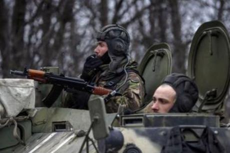 Militares da Ucrânia declararam que os dois homens foram feridos durante uma troca de tiros no leste do país

