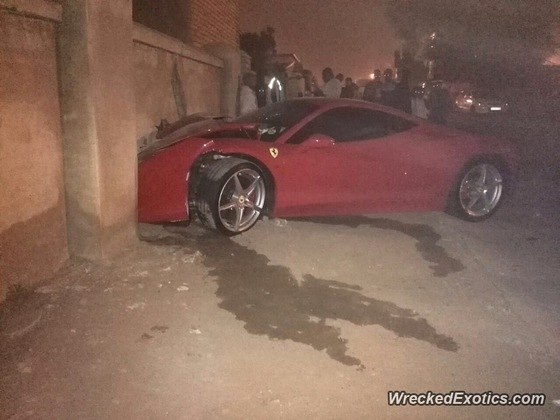 Ferrari batida em curitiba
