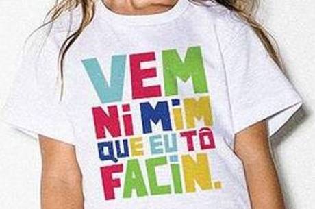 Criança é usada como modelo de camiseta