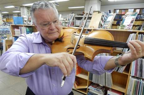 Criador busca o reconhecimento do instrumento em escolas de música do exterior. Criador busca o reconhecimento do instrumento em escolas de música do exterior.