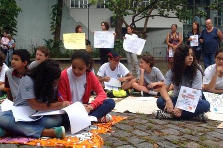 Alunos fazem protesto no Cap-UFRJ Alunos fazem protesto no Cap-UFRJ