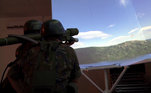 Militares treinam como derrubar aviões com bazuca em simulador de artilharia antiaérea aviação FAB Defesa aeronave canhão tiro