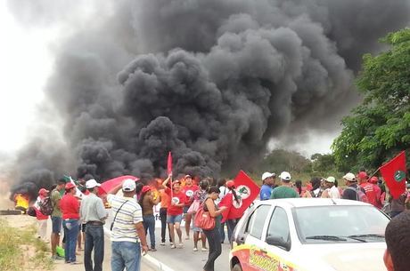 Manifestantes atearam fogo em pneus, ninguém foi ferido