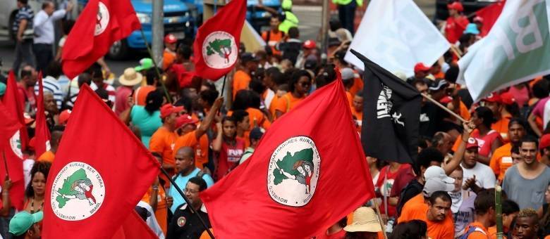 Centrais sindicais participam de manifestação em defesa da Petrobras no centro do Rio de Janeiro